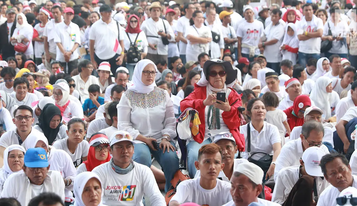 Massa pendukung paslon nomor urut 01 menggelar nonton bareng Konser Putih Bersatu di luar Stadion GBK, Jakarta, Sabtu (13/4). Tingginya antusiasme warga menghadiri kampanye akbar Jokowi-Ma'ruf Amin membuat SUGBK penuh hingga warga terpaksa menonton dari luar stadion. (Liputan6.com/Immanuel Antonius)