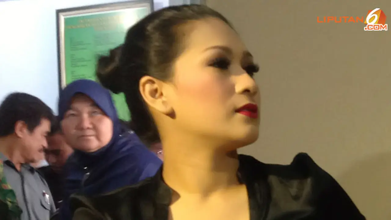 tata-janeta-baju-hitam-130321b.jpg
