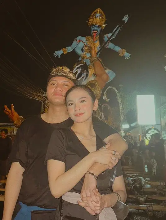Bersama sang kekasih, Rizky Febian juga mengikuti pawai ogoh-ogoh mengenakan kaos hitam, kain biru yang diikat di pinggang. Serta lengkap dengan hiasan kepalanya. [@rizkyfbian]