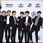 BTS memamerkan piala dari Billboard Music Awards 2017 (Billboard)