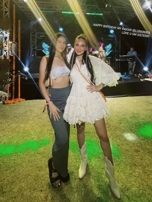 Ia kemudian memasangkan dressnya dengan sepatu boots warna senada dan sling bag warna kuning. [Instagram/hairbyranggayusuf]