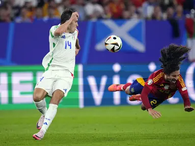 Penyerang Italia Federico Chiesa berebut bola dengan bek Spanyol Marc Cucurella dalam duel matchday 2 Grup B Euro 2024 di AufSchalke Arena pada Jumat (21/6) dinihari WIB. (AP Photo/Manu Fernandez)