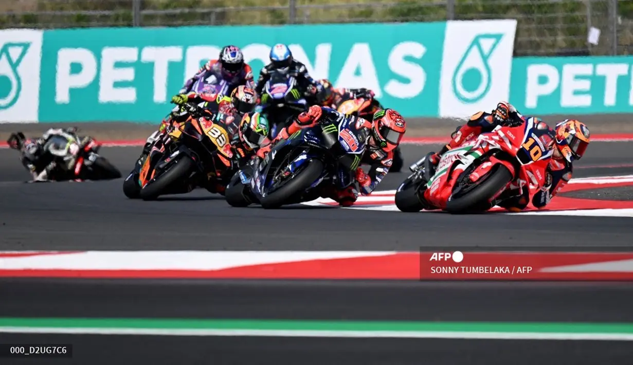 Pembalap Ducati Lenovo Team asal Spanyol, Marc Marquez, memacu motornya saat Sprint Race MotoGP Indonesia di Sirkuit Internasional Mandalika, Mandalika, Sabtu (10/10/2026). (SONNY TUMBELAKA/AFP)