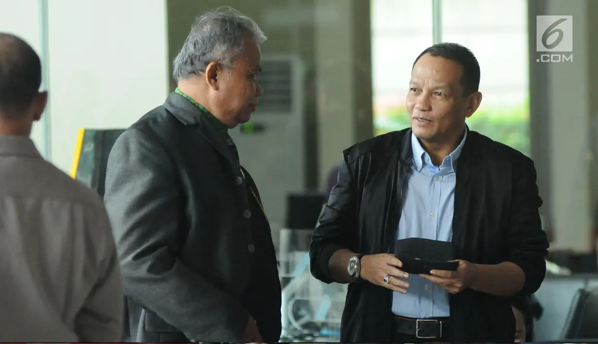 Mantan KSAU Marsekal (Purn) Agus Supriatna (kanan) berbincang usai diperiksa di Gedung KPK, Jakarta, Rabu (3/1). Agus memenuhi panggilan KPK sebagai saksi dugaan korupsi pembelian Helikopter AW 101 milik TNI AU. (Liputan6.com/Helmi Fithriansyah)