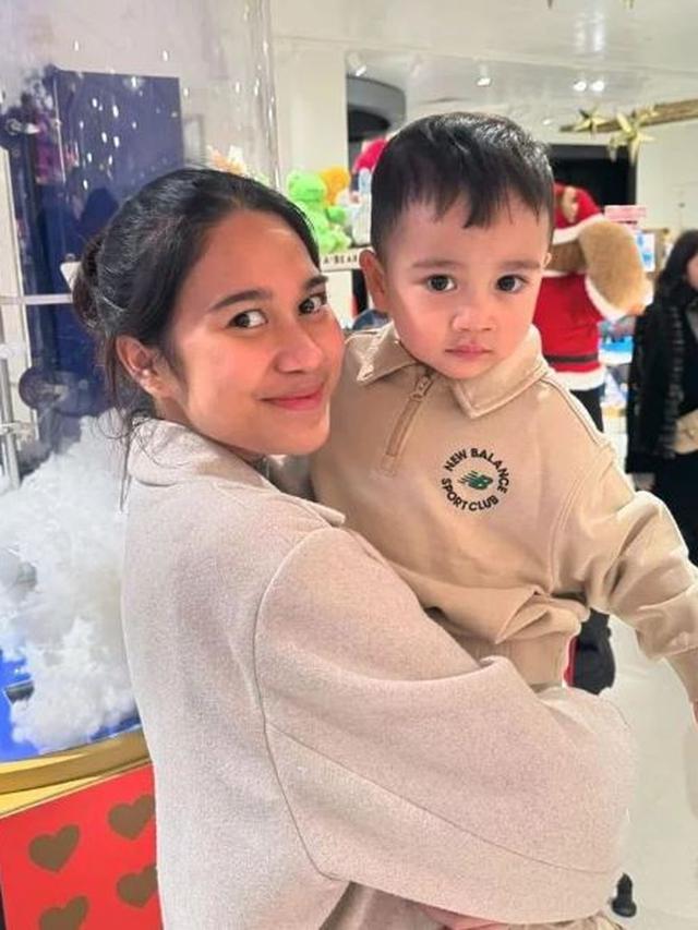 6 Potret Kedekatan Azizah Salsha dengan Rayyanza Saat Liburan di Inggris