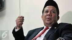 Wakil Ketua DPR dari Fraksi Partai Keadilan Sejahtera, Fahri Hamzah memberikan keterangan pers di Kompleks Parlemen DPR RI, Jakarta, Senin (11/1/2016). Fahri mengklarifikasi kisruh isu pencopotan dirinya sebagai Wakil Ketua MPR. (Liputan6.com/Johan Tallo)