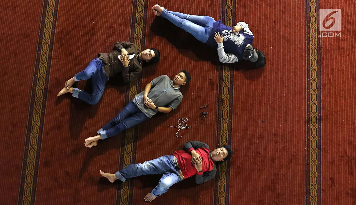 Sejumlah orang beristirahat di dalam Masjid Istiqlal, Jakarta, Kamis (17/5). Pengelola Masjid Istiqlal menyediakan makanan berbuka puasa atau iftar untuk seluruh pengunjung masjid selama bulan Ramadan. (Liputan6.com/Immanuel Antonius)