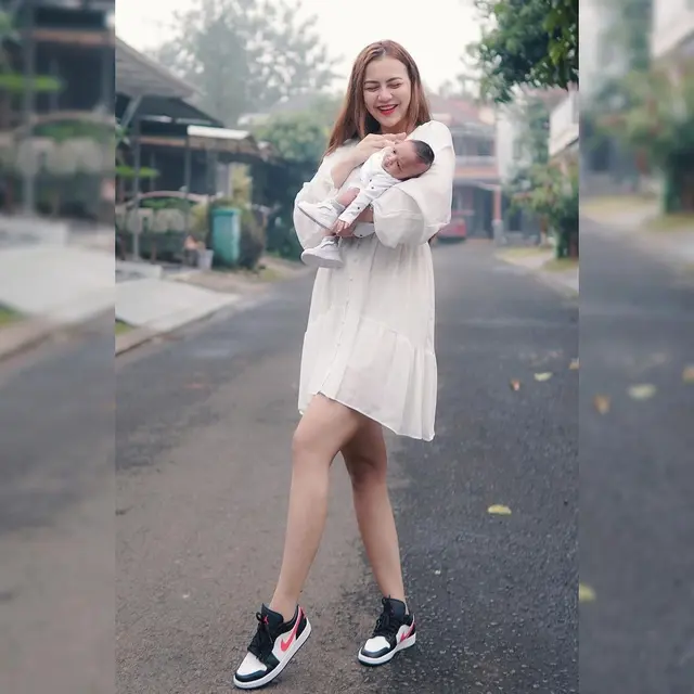 Ratu Rizky Nabila dan anaknya. (Foto: Instagram @raturn)