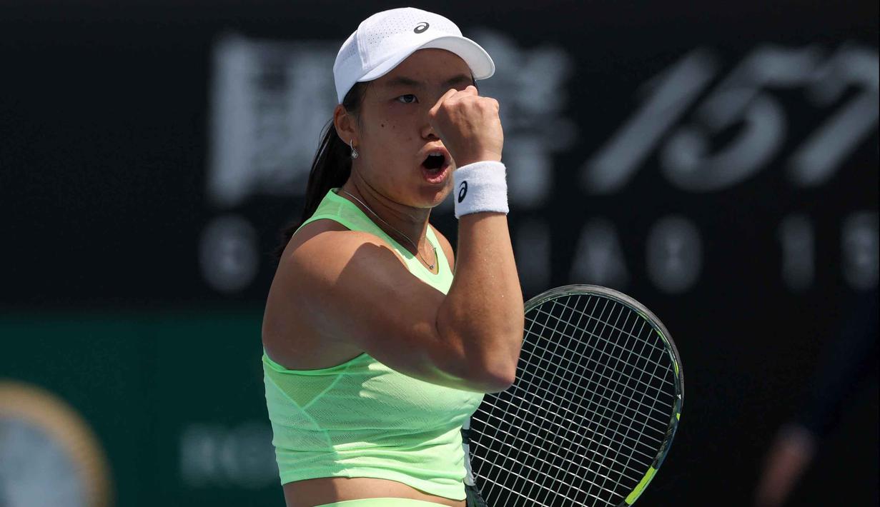 Di babak kedua, Janice Tjen akan menantang pemenang duel Karolina Pliskova (Republik Ceko) vs Sloane Stephens (Amerika Serikat), yang saat masih bertanding di Show Court Arena. Tampak dalam foto, Janice Tjen dari Indonesia bereaksi terhadap poin yang diraih Leylah Fernandez dari Kanada selama pertandingan tunggal putri hari ketiga turnamen tenis Australia Terbuka di ANZ Arena, Melbourne Park, pada 20 Januari 2026. (DAVID GRAY/AFP)