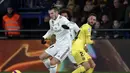 7. Aksi gemilang Gareth Bale pada laga lanjutan LaLiga yang berlangsung di Stadion DeLa Ceramica, Spanyol, Jumat (4/12). Real Madrid ditahan imbang Villareal 2-2.  (AFP/Jose Jordan)