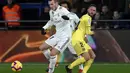 7. Aksi gemilang Gareth Bale pada laga lanjutan LaLiga yang berlangsung di Stadion DeLa Ceramica, Spanyol, Jumat (4/12). Real Madrid ditahan imbang Villareal 2-2.  (AFP/Jose Jordan)