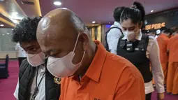 Salah seorang yang ditangkap berinisial WZ merupakan tersangka yang dicari pihak berwenang China atas kasus penipuan senilai 120 juta USD. Tampak dalam foto, petugas Imigrasi Indonesia mengawal tahanan di Kantor Imigrasi Jakarta pada Selasa 18 November 2025. (BAY ISMOYO/AFP)