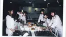 Kelima member NewJeans pamer skill memasak dengan kompak kenakan pakaian chef serba putih [@newjeans_official]