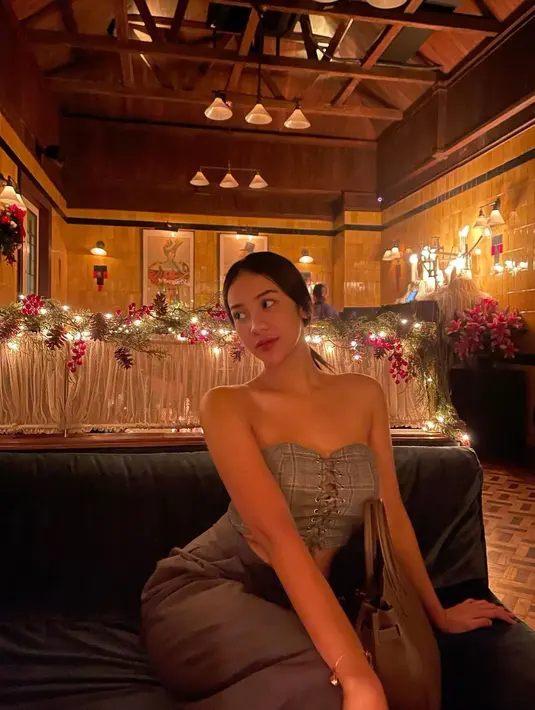 Korset model lace up dengan tali di depan dipadukan dengan celana panjang untuk acara malam. [IG @anyageraldine]