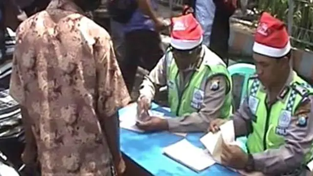 Kenakan Topi Santa, Polisi Gelar Razia Simpatik