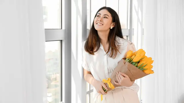 perempuan dan bunga bahagia