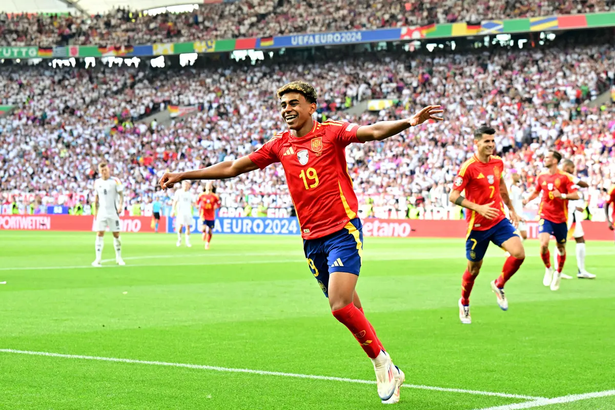 Foto: Viral Potret Lamine Yamal Dimandikan Lionel Messi, Pantas Jagonya Nular