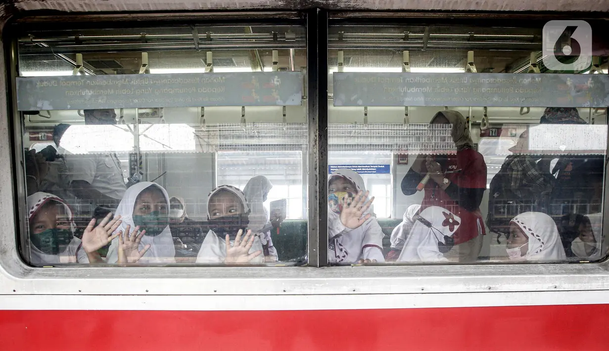 Sejumlah siswa sekolah dasar (SD) naik kereta saat mengikuti perayaan Hari Anak Nasional yang digelar KAI Commuter di Stasiun Jakarta Kota, Jakarta, Jumat (22/7/2022). Kegiatan tersebut sekaligus bertujuan untuk mengenalkan moda transportasi kereta kepada siswa sejak dini. (Liputan6.com/Faizal Fanani)