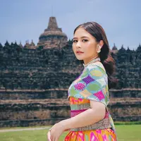 Melihat potret kompak Prilly Latuconsina dan Shenina Cinnamon dalam balutan tenun (instagram/prillylatuconsina96)