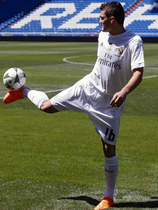  Mateo Kovacic memamerkan aksinya didepan pendukung Madrid dan media saat sesi perkenalan di Stadion Santiago Bernabeu, Madrid ,Spanyol, (19/8/2015). Pemain ini dibeli dari Inter Milan dengan mahar sebesar 35 juta Poundsterling. (REUTERS/Juan Medina)