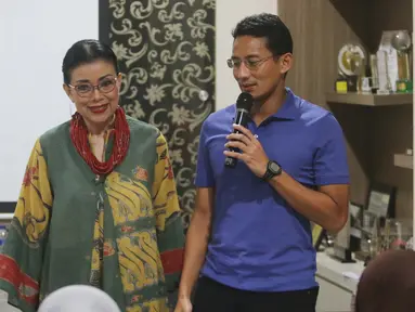 Balon Gubernur DKI Jakarta, Sandiaga Uno bersama Ibunda Mien R Uno memberi pelatihan Pengelolaan keuangan usaha kepada peserta program Perempuan Hebat, Perempuan Mandiri di Jakarta, Minggu (14/2). (Liputan6.com/Gempur M Surya)