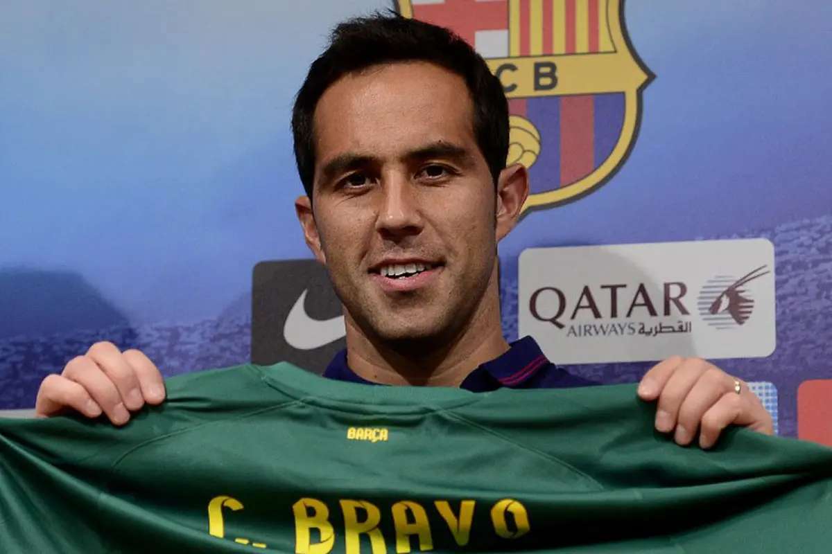 Claudio Bravo Resmi Berseragam Barcelona