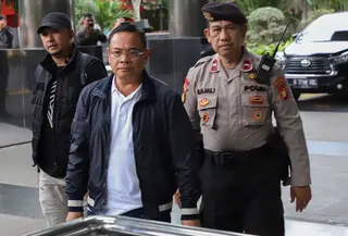 Dalam kasus ini, KPK menduga adanya aliran uang dalam proses tersebut. Tampak dalam foto, Bupati Pati, Sudewo (tengah) dikawal petugas setibanya di Gedung Merah Putih Komisi Pemberantasan Korupsi (KPK), Jakarta, Selasa (20/1/2026). (merdeka.com/Arie Basuki)