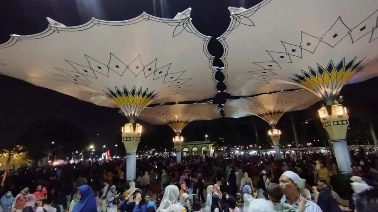 Menikmati Wajah Baru Wisata Religi Masjid Raya Al Azhom