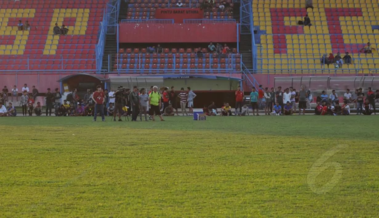 Para suporter sedang menunggu tim kesayangan mereka yang akan tiba untuk berlatih di Stadion H Agus Salim Padang, Jumat (16/1/2015). (Liputan6.com/Johan Tallo)