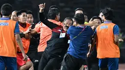 Manajer Timnas Indonesia U-22, Sumardji (tengah kiri) dikeroyok oleh official Timnas Thailand U-22 pada laga final SEA Games 2023 di Olympic Stadium, Phnom Penh, Kamboja, Selasa (16/05/2023). (AFP/Mohd Rasfan)