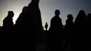 Otoritas Israel membatasi jumlah jemaah dari Tepi Barat maksimal 10.000 orang untuk bisa mengikuti salat Jumat. Tampak dalam foto, warga Palestina berbaris untuk melewati pos pemeriksaan militer Israel Qalandia antara kota Ramallah di Tepi Barat dan Yerusalem dalam perjalanan mereka untuk menghadiri salat Jumat di Masjid Al-Aqsa saat bulan suci Ramadan 1447 Hijriah, Jumat 20 Februari 2026. (AP Photo/Leo Correa)
