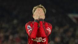 Pemain MU, Alejandro Garnacho, menutup wajahnya dengan kedua tangan setelah gagal mencetak gol indah lewat tendangan salto ke gawang Chelsea dalam pertandingan pekan ke-15 Liga Inggris 2023/2024 yang berlangsung di Old Trafford, Kamis (7/12/2023) dini hari WIB. (AP Photo/Dave Thompson)