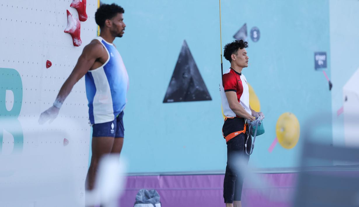 Atlet panjat tebing Indonesia, Veddriq Leonardo (kanan) bersiap memulai lomba menghadapi wakil Prancis, Bassa Mawem pada babak kualifikasi cabor panjat tebing nomor speed putra Olimpiade Paris 2024 di Le Bourget Climbing Venue, Paris, Selasa (6/8/2024). (Dok. NOC Indonesia)
