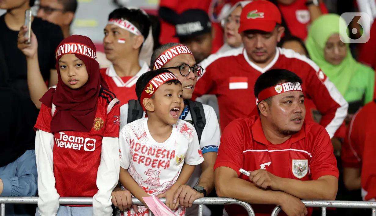 Beberapa pendukung Timnas Indonesia saat merayakan kemenangan Garuda Muda saat laga Semifinal Piala AFF U-23 2025 melawan Thailand di Stadion Utama Gelora Bung Karno (SUGBK), Jakarta, Jumat (25/7/2025). (Liputan6.com/Helmi Fithriansyah)