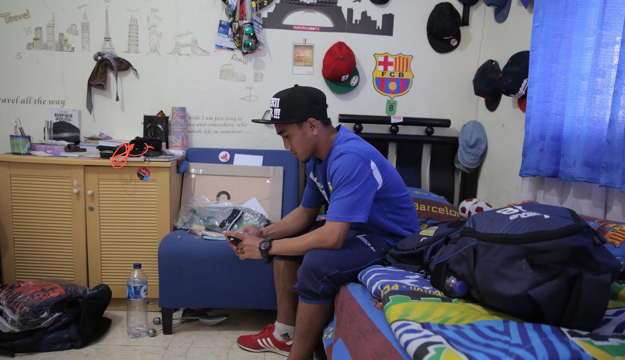 Pemain Persib, Taufiq bersiap di kamarnya sebelum berangkat ke Jakarta, Jumat (16/10/2015). (Bola.com/Vitalis Yogi Trisna)