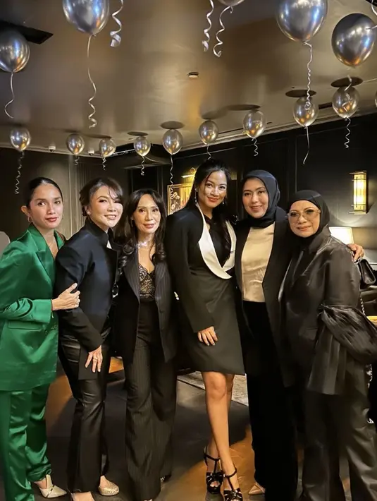 Blazer panjang tersebut tersebut dipadukan celana pendek yang tak nampak. Outfitnya dipadukan heels warna hitam berstrap depan. [@drgdevya]