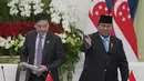 Presiden Prabowo Subianto bersama Perdana Menteri Singapura Lawrence Wong saat kunjungan resmi untuk menghadiri Leaders Retreat di Istana Merdeka, Jakarta, Senin (6/7/2026). (AP Photo/Achmad Ibrahim)