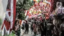 Pengunjung memilih pernak-pernik Hari Kemerdekaan di Pasar Jatinegara, Jakarta, Minggu (2/8/2020). Menjelang perayaan HUT ke-75 Republik Indonesia, Pasar Jatinegara mulai dipadati warga yang ingin mencari beragam pernak-pernik hiasan kemerdekaan. (merdeka.com/Iqbal Nugroho)