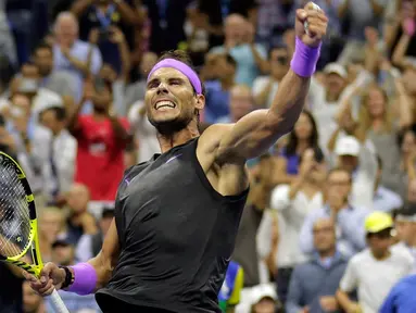 Petenis Spanyol, Rafael Nadal berselebrasi usai menang atas petenis Kroasia, Marin Cilic pada babak keempat turnamen AS Terbuka 2019 di Arthur Ashe Stadium, Senin (2/9/2019). Nadal lolos ke perempat final AS Terbuka setelah laga berdurasi 169 menit dengan skor 6-3, 3-6, 6-1, 6-2. (AP/Seth Wenig)