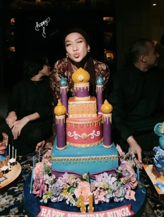 Melengkapi penampilannya dengan mengenakan anting-anting. BCL pun tampil dengan riasan naturalnya. [@davianakbar]