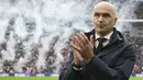 Pelatih Portugal, Roberto Martinez memberikan aplaus kepada para penonton saat laga Grup F Kualifikasi Piala Dunia 2026 melawan Armenia di Dragao Stadium, Porto, Minggu (16/11/2025) waktu setempat. (AFP/Miguel Riopa)
