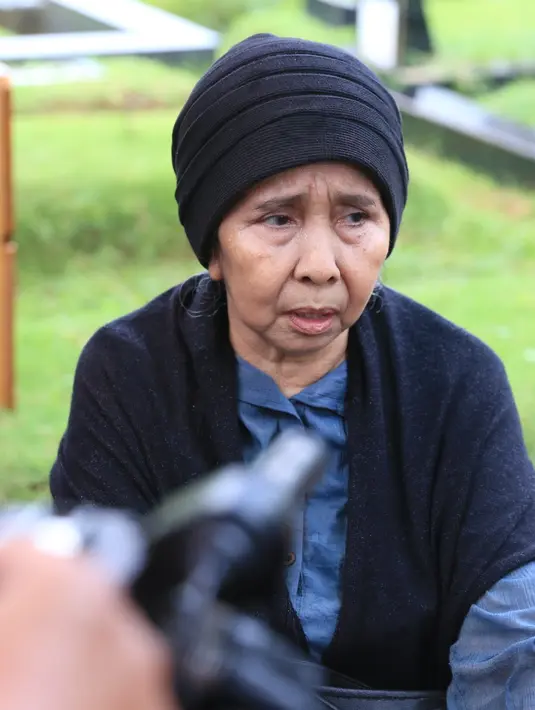 "Saya beberapa bulan nggak ketemu dia. Terakhir Bulan Juni, ulang tahun dia, kita makan-makan. Habis itu jarang kontak lagi karena nggak satu produksi sinetron juga," ujar Aty. (Adrian Putra/Bintang.com)