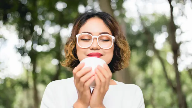 santai kalem minum teh kacamata