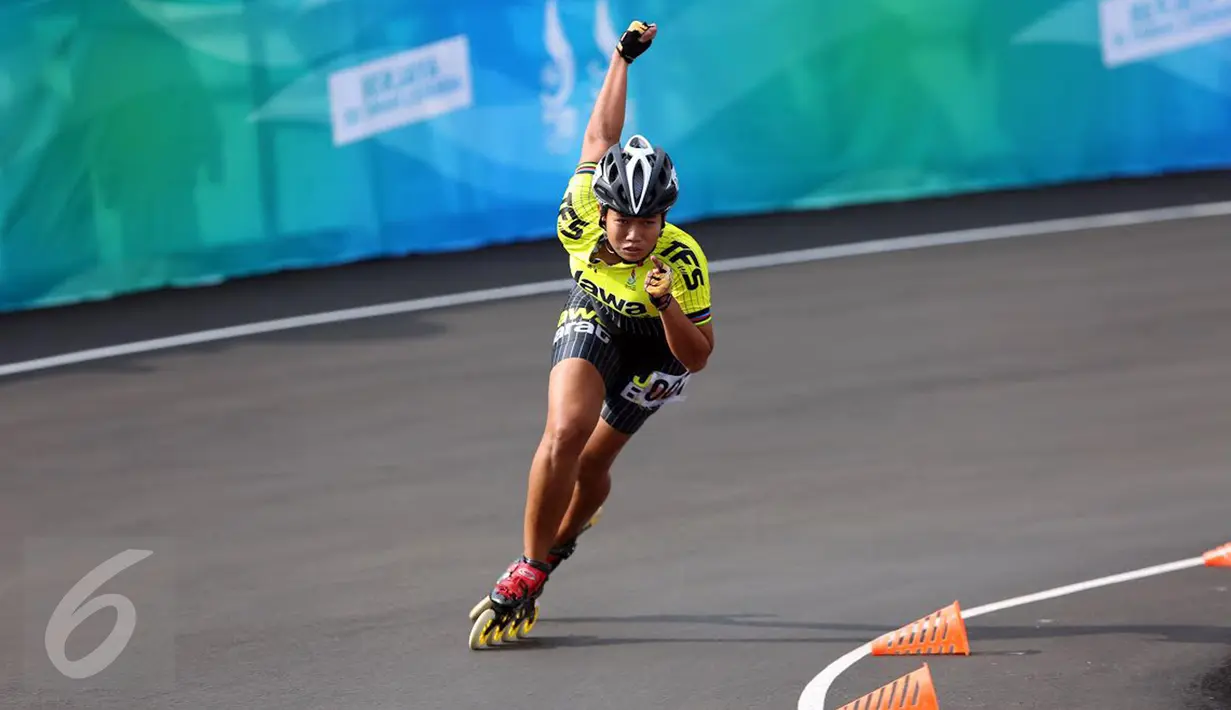 Pesepatu roda Jawa Barat, Devina berpacu di lintasan final 500m Individual Time Trial Putri PON XIX Jabar di GOR Saparua, Bandung, Kamis (22/9). Devina meraih emas dengan catatan waktu 46,266 detik. (Liputan6.com/Helmi Fithriansyah)