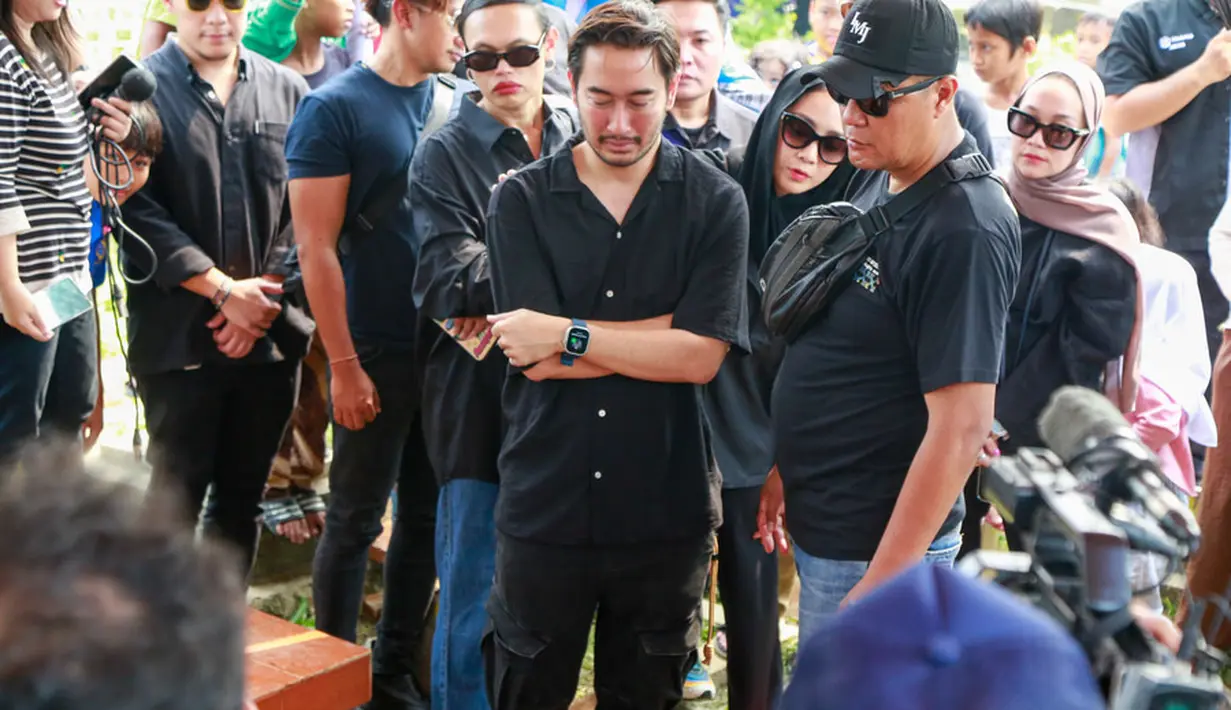 "Yang kuat ya, sabar," kata Nagita Slavina di sela-sela prosesi pemakaman, di TPU Cipinang Hanafi, Jakarta Timur, Selasa (12/12/2023). [Foto;KapanLagi.com®/Muhammad Akrom Sukarya]