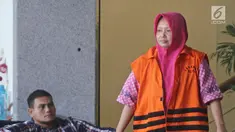 Plt Kepala Dinas Kesehatan Pemkab Jombang Inna Silestyowati seusai menjalani pemeriksaan di Gedung KPK, Jakarta, Selasa (3/4). KPK merampungkan berkas penyidikan kasus dugaan suap promosi jabatan yang menjerat Inna. (Liputan6.com/Herman Zakharia)
