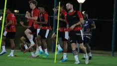 Marc Klok (paling kanan) berserta pemain Timnas Indonesia lainnya tampak serius melakukan sesi latihan di Jedaah, Arab Saudi pada Sabtu (4/10/2025). (Dok. Timnas Indonesia)