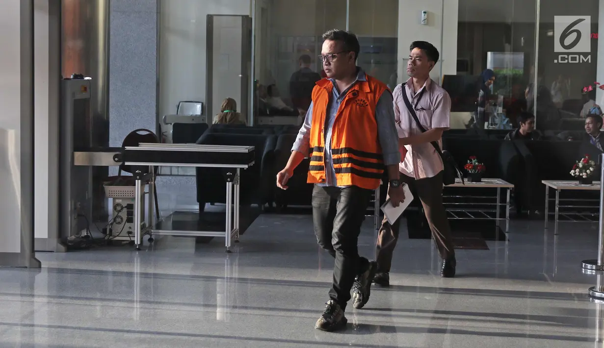 Tersangka Irvanto Hendra Pambudi mengenakan rompi oranye seusai pemeriksaan di gedung KPK, Jakarta, Senin (2/4). Irvanto kembali menjalankan pemeriksaan lanjutan pengembangan kasus dugaan korupsi proyek pengadaan E-KTP. (Liputan6.com/Herman Zakharia)