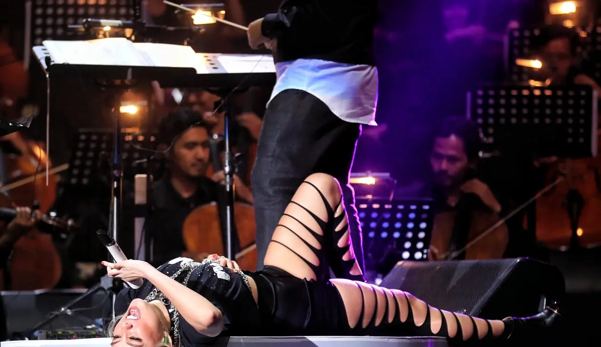 Perjalanan karier Agnez Mo juga diputar dalam layar. Dari mulai saat merintis karier dari lagu anak-anak hingga sukses seperti sekarang ini. Malam itu, Agnez tampil luar biasa hingga tiduran di panggung sambil nyanyi. (Adrian Putra/Bintang.com)