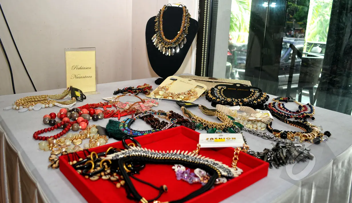 Yayasan Pernik Nusantara menggelar pameran Pernik Nusantara yang bertempat di Rarampa Resto, Kebayoran Baru, Minggu (3/5/2015). Pameran tersebut menampilkan beragam kerajinan asli nusantara seperti busana dan perhiasan. (Liputan6.com/Yoppy Renato) 